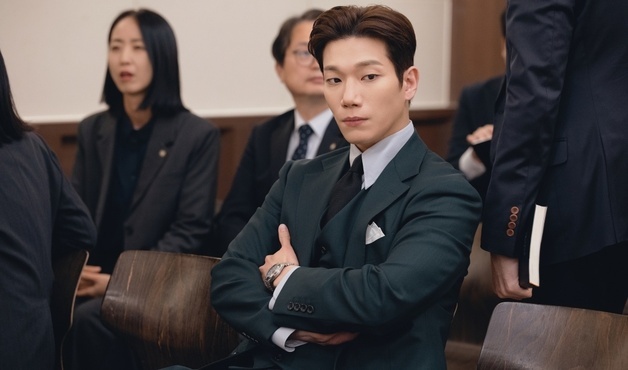 '신이랑 법률사무소' 김경남, 냉철한 법무법인 대표 변신…서늘 아우라