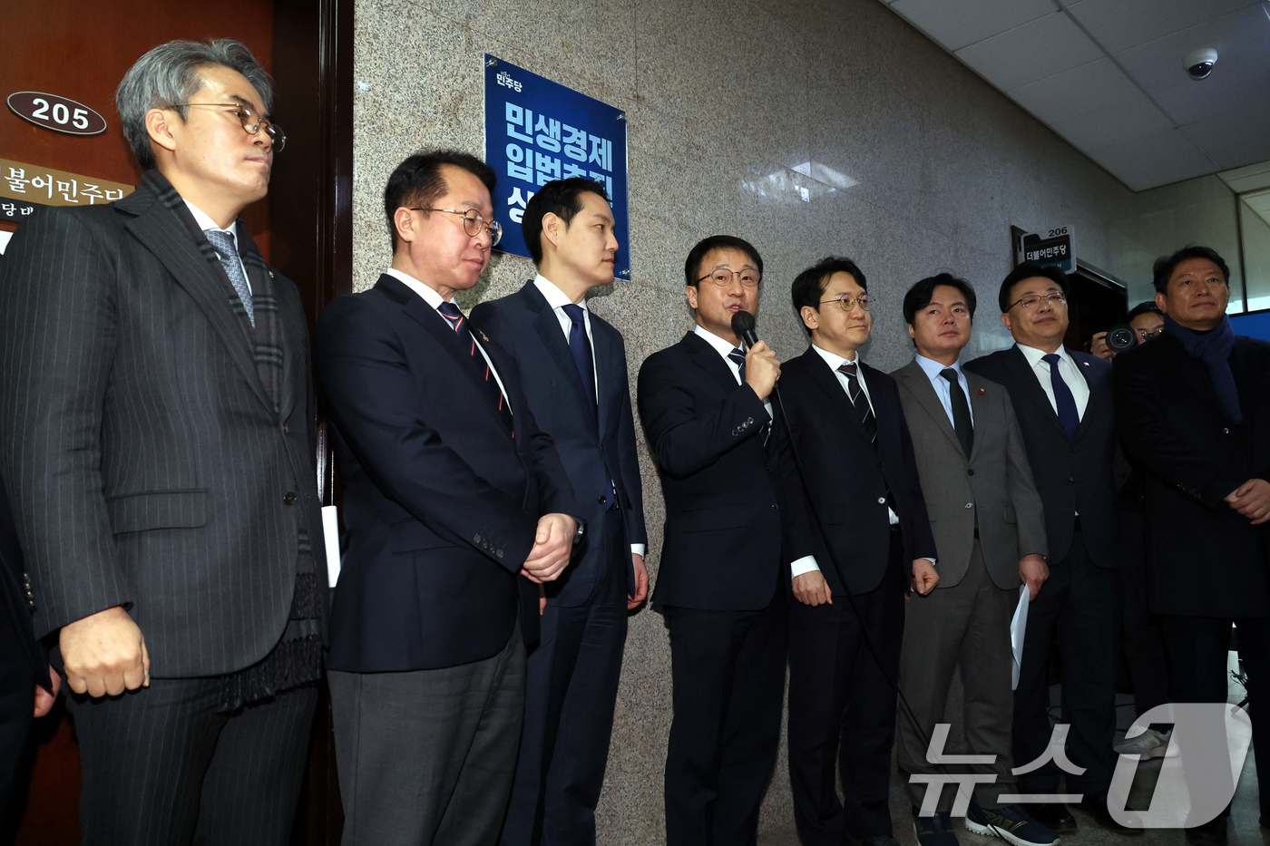 (서울=뉴스1) 유승관 기자 = 한병도 더불어민주당 원내대표가 10일 서울 여의도 국회에서 열린 민생경제 입법추진 상황실 현판식에서 인사말을 하고 있다. (공동취재) 2026.2. …