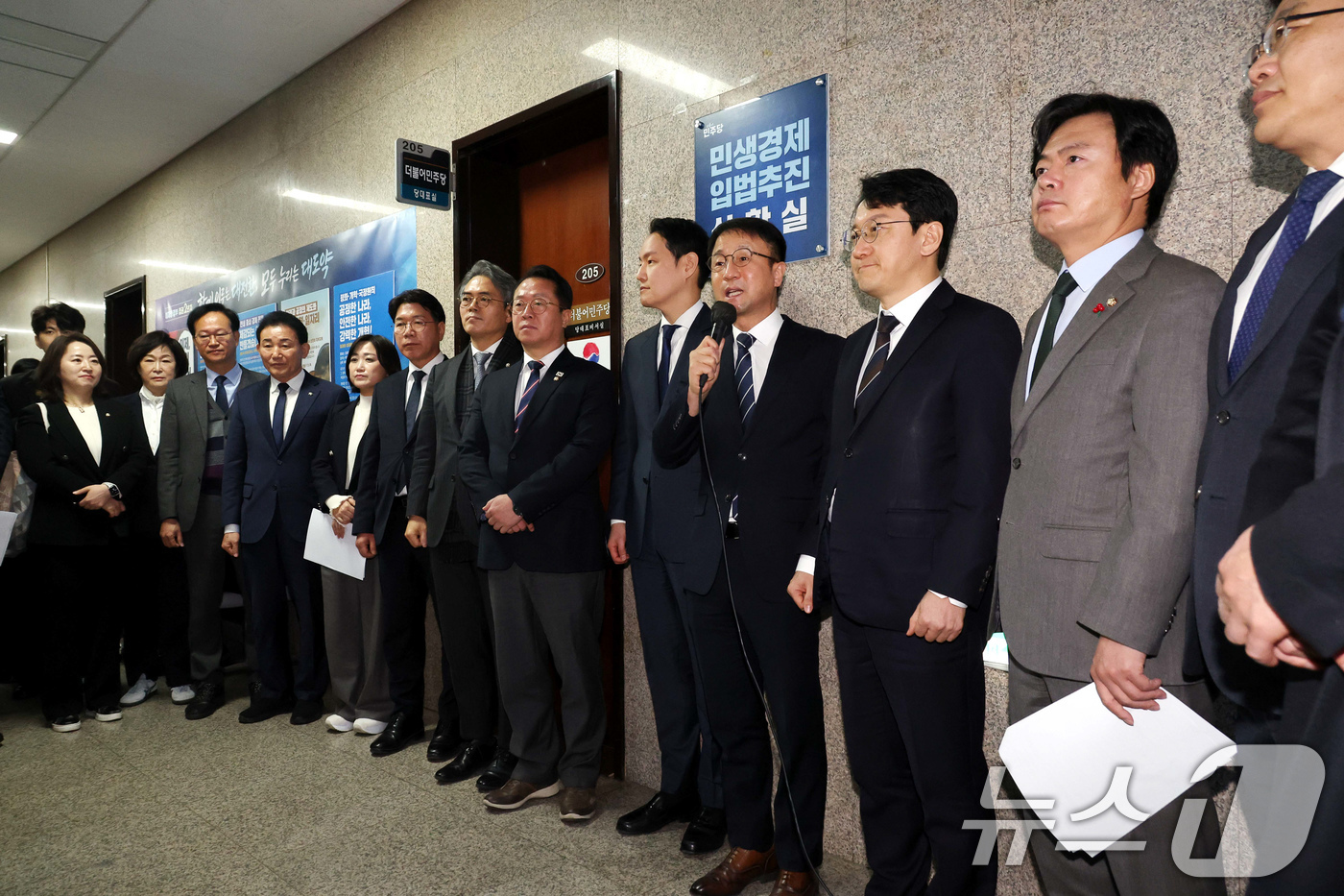 (서울=뉴스1) 유승관 기자 = 한병도 더불어민주당 원내대표가 10일 서울 여의도 국회에서 열린 민생경제 입법추진 상황실 현판식에서 인사말을 하고 있다. (공동취재) 2026.2. …