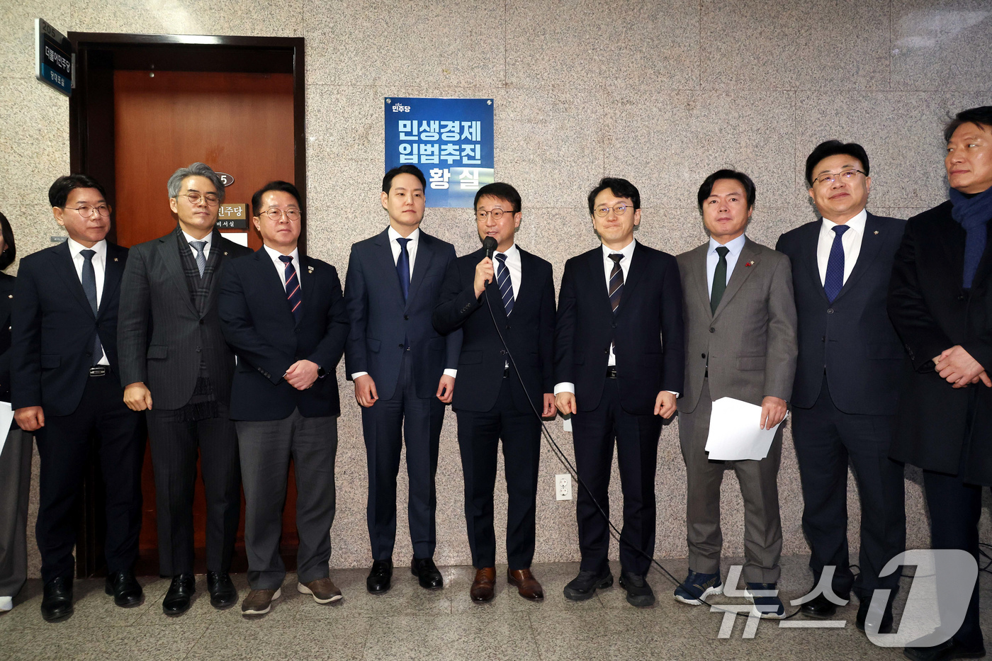 (서울=뉴스1) 유승관 기자 = 한병도 더불어민주당 원내대표가 10일 서울 여의도 국회에서 열린 민생경제 입법추진 상황실 현판식에서 인사말을 하고 있다. (공동취재) 2026.2. …