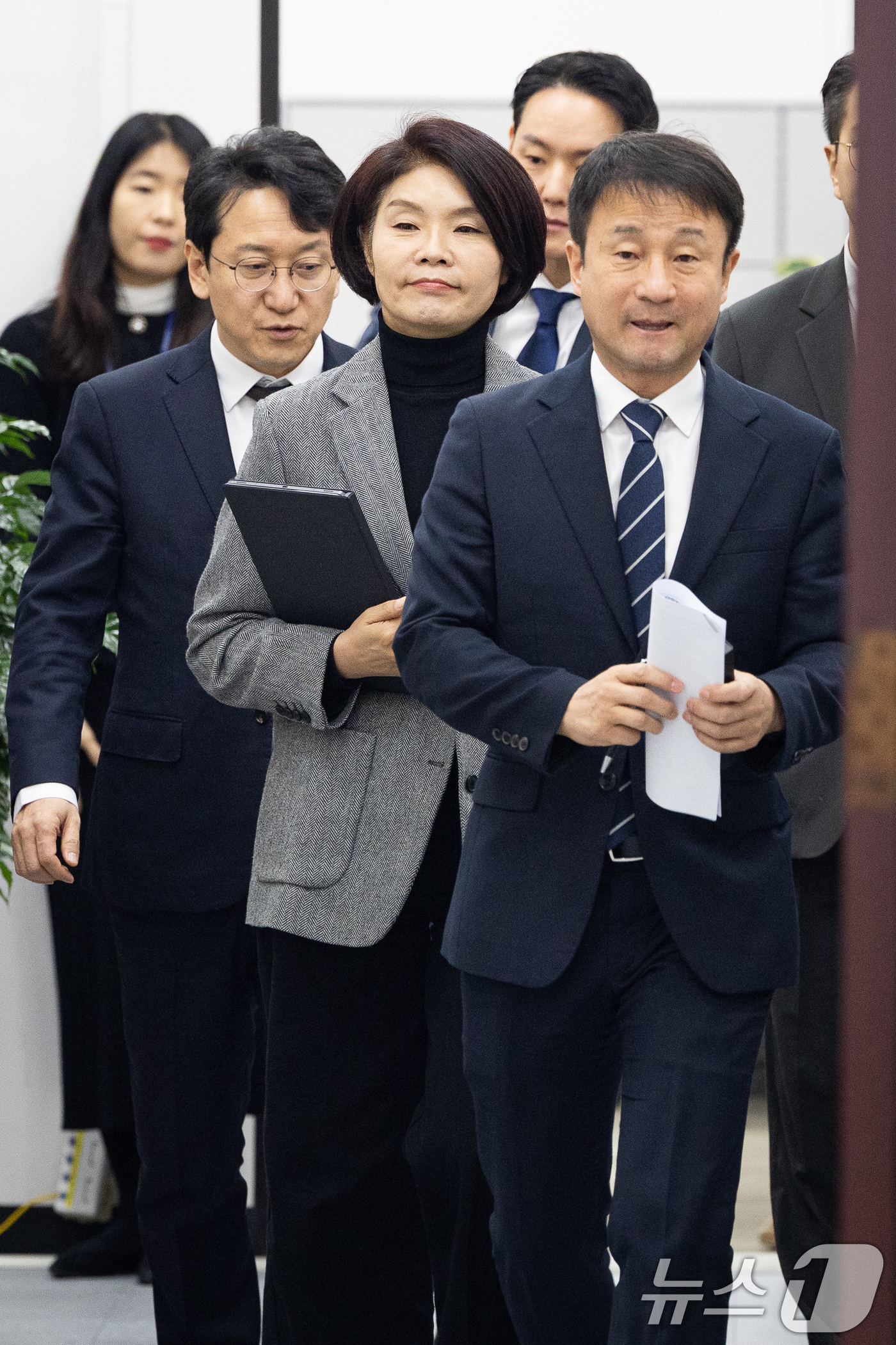 (서울=뉴스1) 유승관 기자 = 한병도 더불어민주당 원내대표와 한정애 정책위의장, 천준호 원내운영수석부대표가 10일 서울 여의도 국회에서 열린 원내대책회의에 참석하고 있다. 202 …