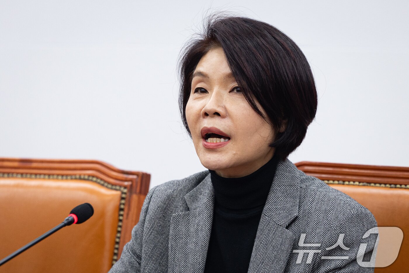 본문 이미지 - 한정애 더불어민주당 정책위의장이 10일 서울 여의도 국회에서 열린 원내대책회의에서 모두 발언을 하고 있다. 2026.2.10 ⓒ 뉴스1 유승관 기자