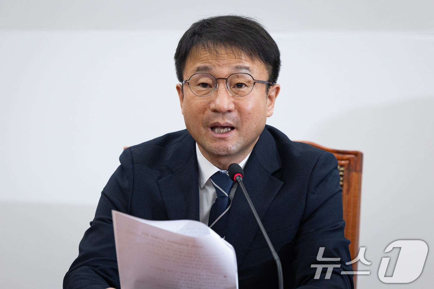 (서울=뉴스1) 유승관 기자 = 한병도 더불어민주당 원내대표가 10일 서울 여의도 국회에서 열린 원내대책회의에서 모두 발언을 하고 있다. 2026.2.10/뉴스1