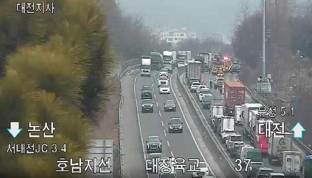 호남지선 서대전분기점 부근 달리던 화물차 화재…인명피해 없어