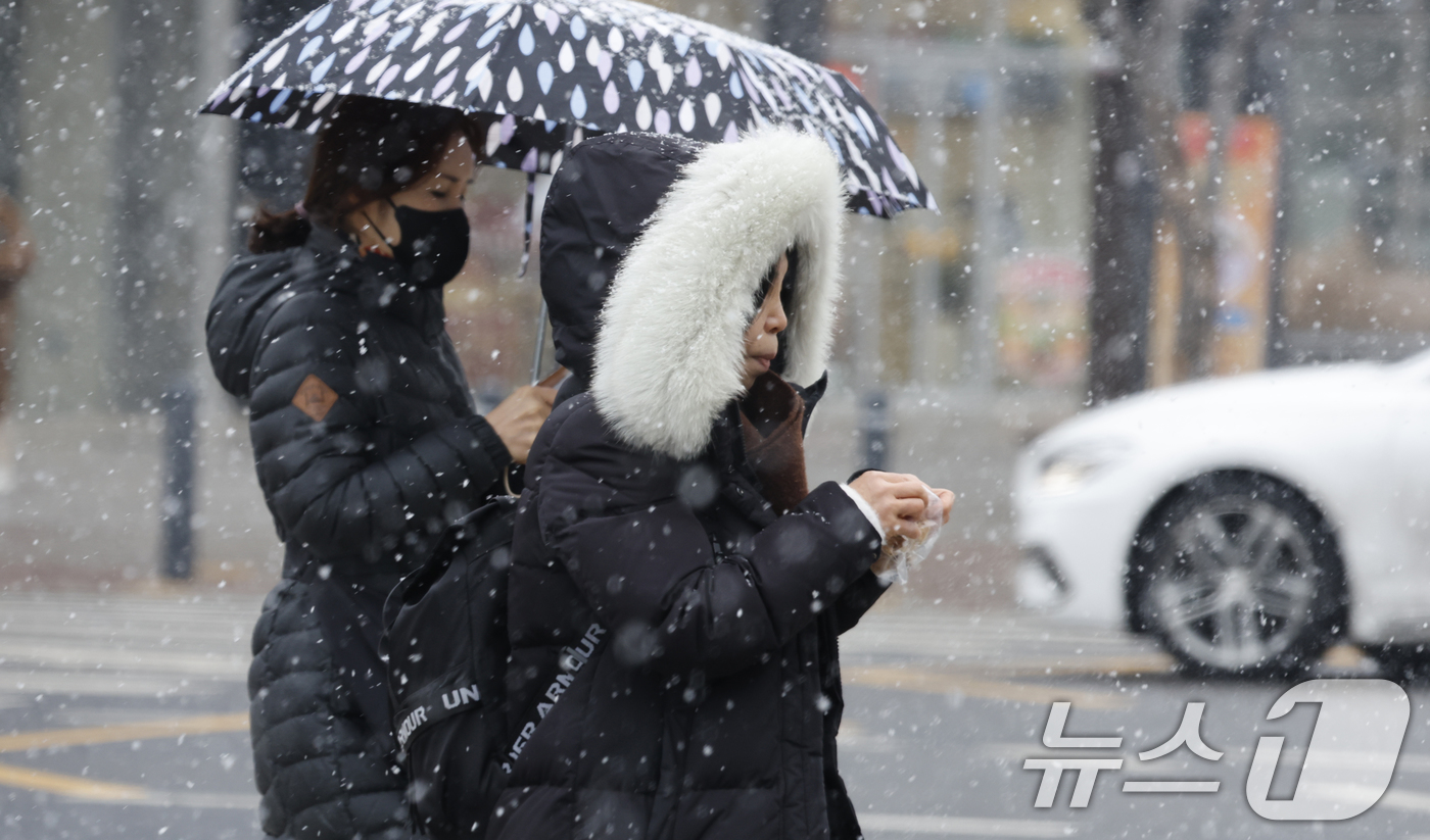 (광주=뉴스1) 김태성 기자 = 10일 오전 광주 상무지구에 눈이 내려 출근길 시민들이 조심스럽게 걷고 있다. 2026.2.10/뉴스1