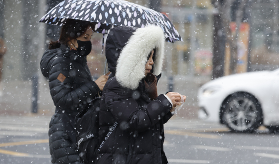 전국 대부분 영상 출근길…오전까지 빗방울·눈 날림(종합)