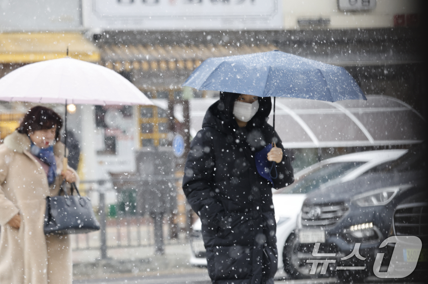 (광주=뉴스1) 김태성 기자 = 10일 오전 광주 상무지구에 눈이 내려 출근길 시민들이 조심스럽게 걷고 있다. 2026.2.10/뉴스1
