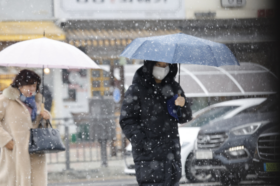 화요일 전국 비·눈 '빙판길' 주의…경상권 대설특보[내일날씨]