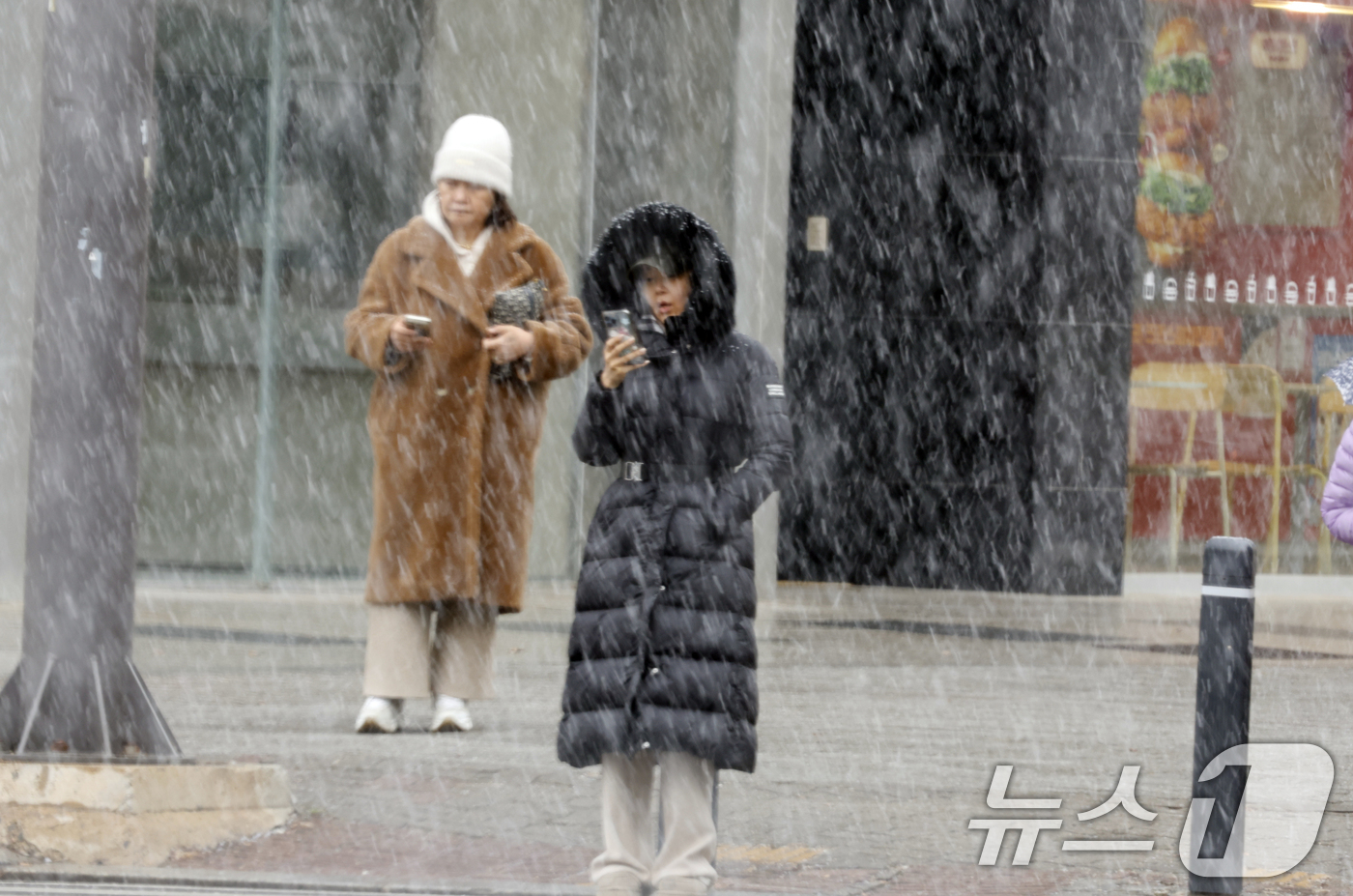 (광주=뉴스1) 김태성 기자 = 10일 오전 광주 상무지구에 눈이 내려 출근길 시민들이 눈을 맞으며 교차로에서 신호를 기다리고 있다. 2026.2.10/뉴스1