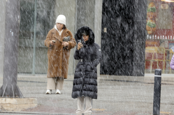 눈속 걷는 시민들