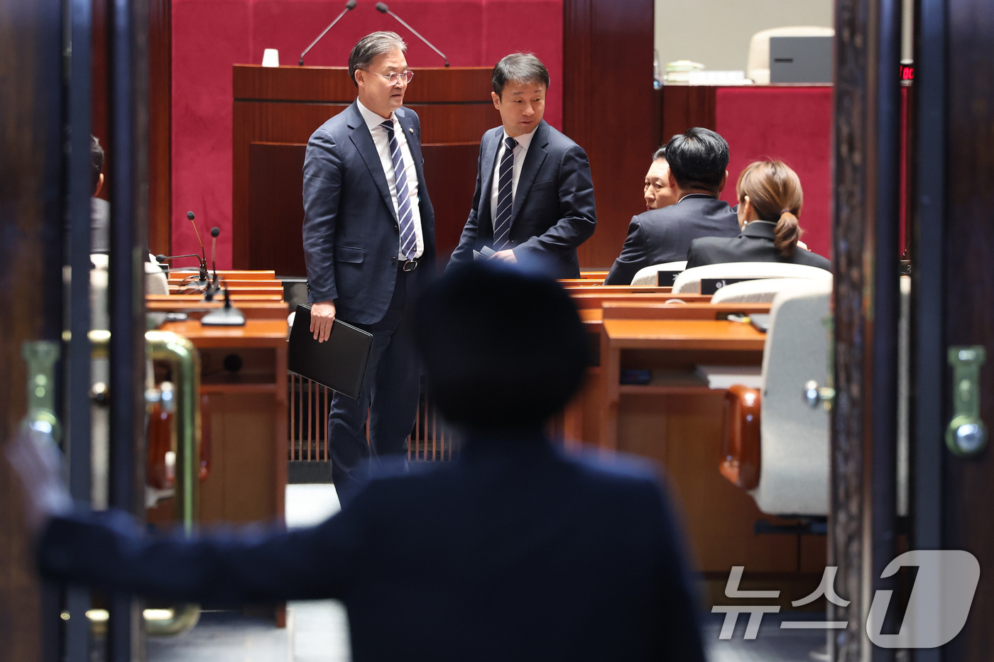 (서울=뉴스1) 신웅수 기자 = 정청래 더불어민주당 대표가 10일 서울 여의도 국회에서 열린 비공개 의원총회에서 의원들과 대화하고 있다. 2026.2.10/뉴스1