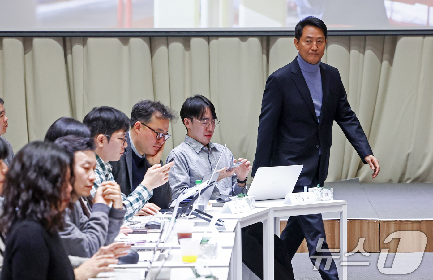 (서울=뉴스1) 최지환 기자 = 오세훈 서울시장이 10일 서울 중구 서울시청에서 열린 출입기자단 신년 간담회에 입장하고 있다. 2026.2.10/뉴스1