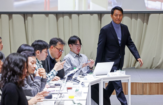 기자간담회 입장하는 오세훈 시장