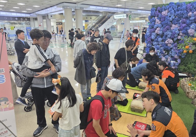 제주소방본부, 설연휴 제주공항서 심폐소생술 교육