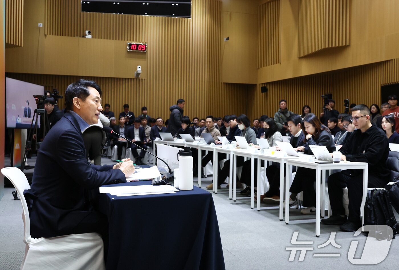 본문 이미지 - 오세훈 서울시장이 10일 서울 중구 서울시청에서 열린 출입기자단 신년 간담회에서 발언하고 있다. 2026.2.10 ⓒ 뉴스1 최지환 기자