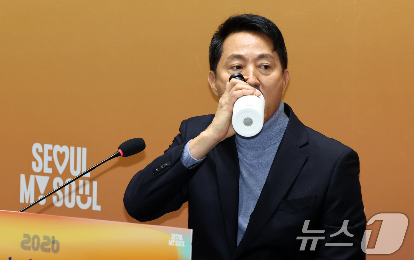 (서울=뉴스1) 최지환 기자 = 오세훈 서울시장이 10일 서울 중구 서울시청에서 열린 출입기자단 신년 간담회에서 물을 마시고 있다. 2026.2.10/뉴스1