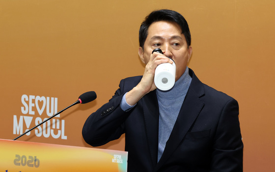 취재진 질문 들으며 목 축이는 오세훈 시장