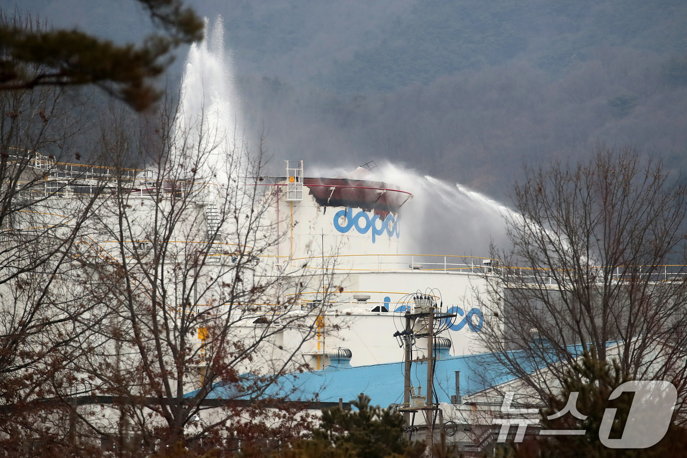 (경산=뉴스1) 공정식 기자 = 10일 오전 7시 47분쯤 경북 경산시 하양읍 대한송유관공사 영남지사 경산저유소 옥외 유류저장탱크에서 폭발과 함께 불이 나 소방 당국이 진화에 나서 …