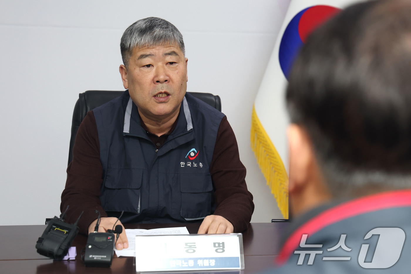 (서울=뉴스1) 이광호 기자 = 김동명 한국노총 위원장이 10일 오전 서울 영등포구 여의도 한국노총에서 가진 양경수 민주노총 위원장과 간담회에서 인사말을 하고 있다.  2026.2 …