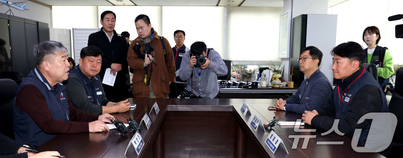 (서울=뉴스1) 이광호 기자 = 김동명 한국노총 위원장(왼쪽)이 10일 오전 서울 영등포구 여의도 한국노총에서 가진 양경수 민주노총 위원장과 간담회에서 인사말을 하고 있다.  20 …