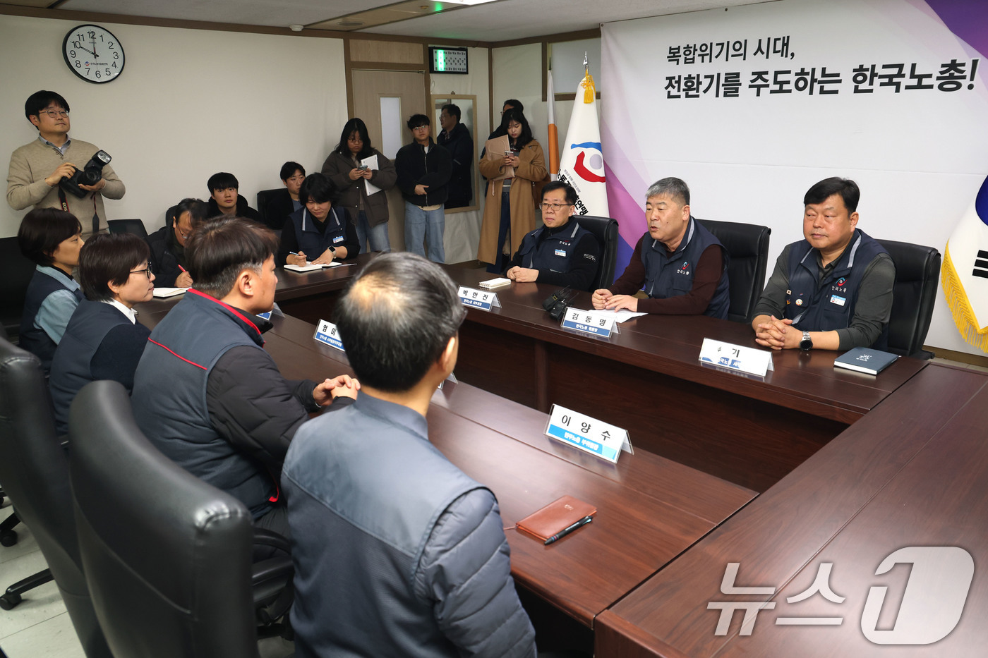 (서울=뉴스1) 이광호 기자 = 김동명 한국노총 위원장이 10일 오전 서울 영등포구 여의도 한국노총에서 가진 양경수 민주노총 위원장과 간담회에서 인사말을 하고 있다.  2026.2 …