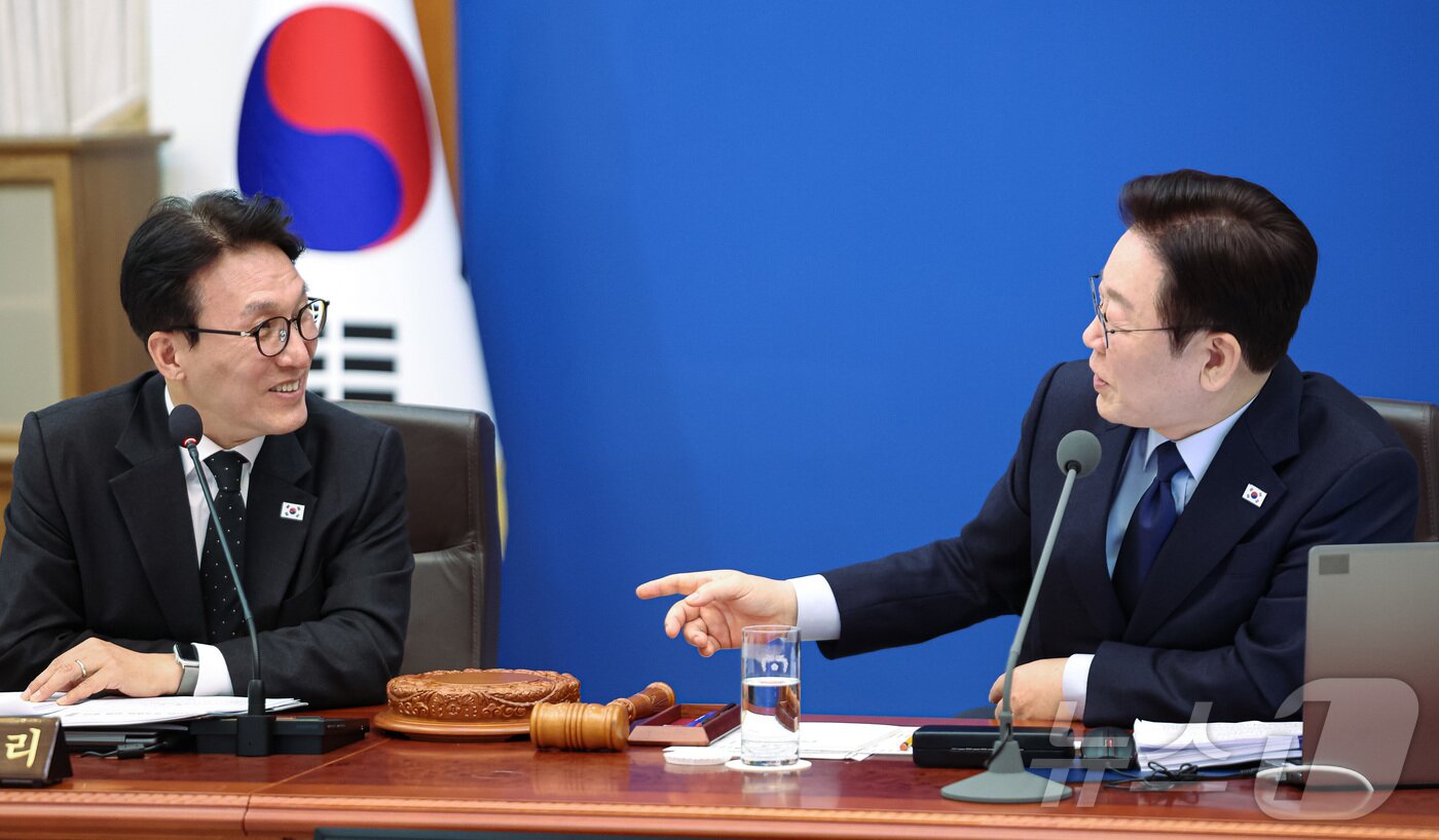 본문 이미지 - 이재명 대통령과 김민석 국무총리가 지난 10일 청와대에서 열린 국무회의에서 대화를 하고 있다. 2026.2.10 ⓒ 뉴스1 허경 기자