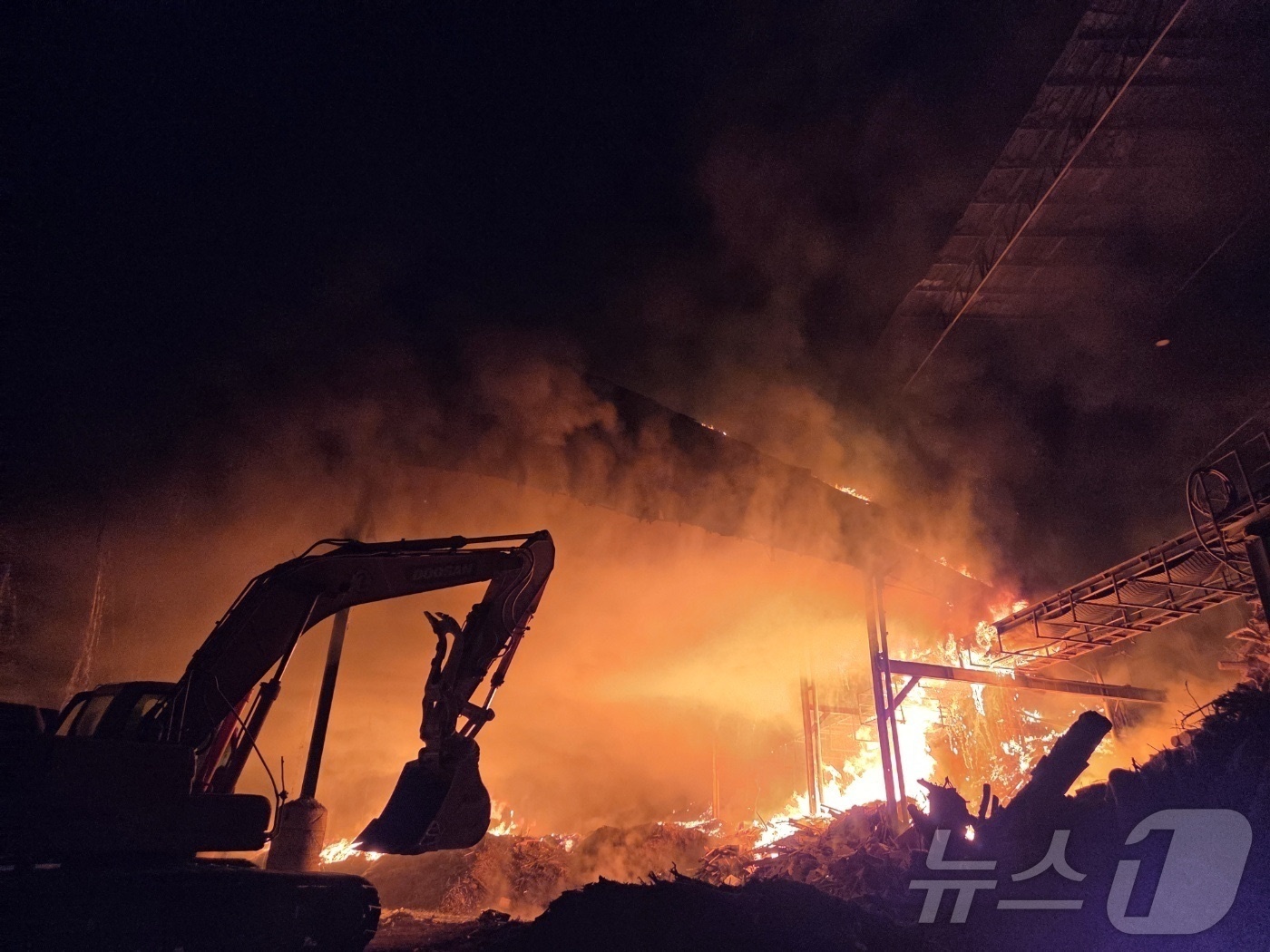 (포천=뉴스1) 이상휼 기자 = 10일 오전 5시 11분께 포천시 신북면의 폐목재 공장에서 화재가 발생해 소방당국이 화재진압을 하고 있다. (경기북부소방재난본부 제공, 재판매 및 …