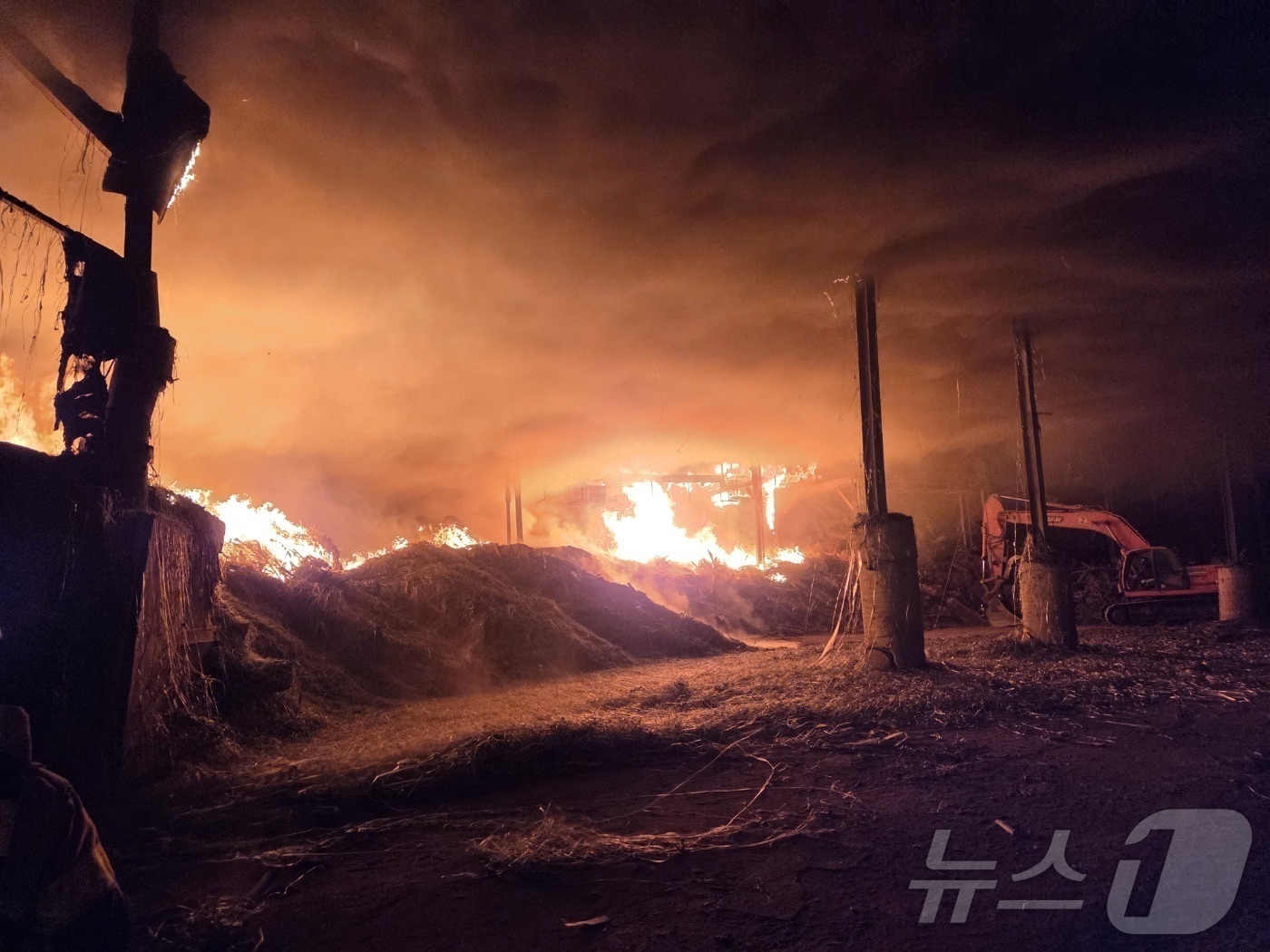 (포천=뉴스1) 이상휼 기자 = 10일 오전 5시 11분께 포천시 신북면의 폐목재 공장에서 화재가 발생해 소방당국이 화재진압을 하고 있다. (경기북부소방재난본부 제공, 재판매 및 …