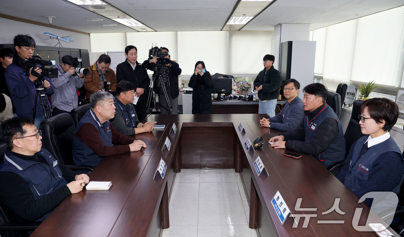 (서울=뉴스1) 이광호 기자 = 김동명 한국노총 위원장과 양경수 민주노총 위원장이 10일 오전 서울 영등포구 여의도 한국노총에서 간담회를 하고 있다. 2026.2.10/뉴스1