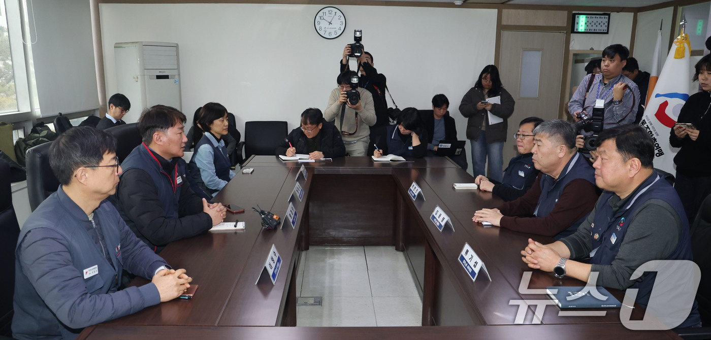 (서울=뉴스1) 이광호 기자 = 김동명 한국노총 위원장과 양경수 민주노총 위원장을 비롯한 양대노총 지도부가 10일 오전 서울 영등포구 여의도 한국노총에서 간담회를 하고 있다.  2 …