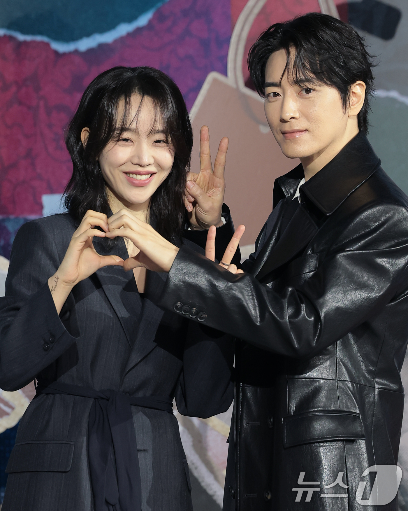 (서울=뉴스1) 권현진 기자 = 배우 신혜선과 이준혁(오른쪽)이 10일 서울 중구 앰배서더 서울풀만호텔에서 열린 넷플릭스 시리즈 '레이디 두아' 제작발표회에서 포즈를 취하고 있다. …