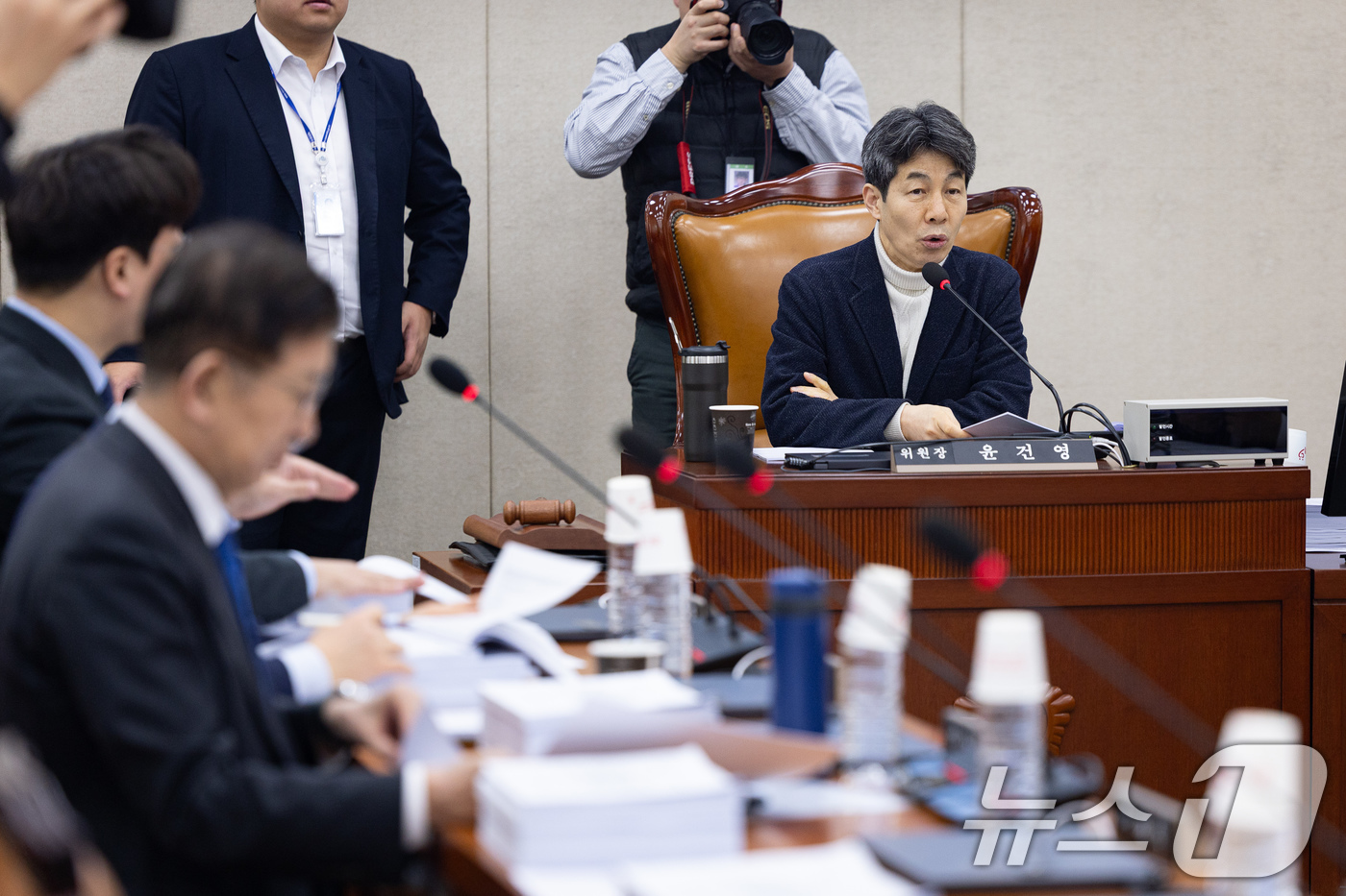 (서울=뉴스1) 유승관 기자 = 윤건영 국회 행정안전위원회 법안심사제1소위원장이 10일 서울 여의도 국회에서 열린 제432회 국회(임시회) 행정안전위원회 제1차 법안심사제1소위원회 …