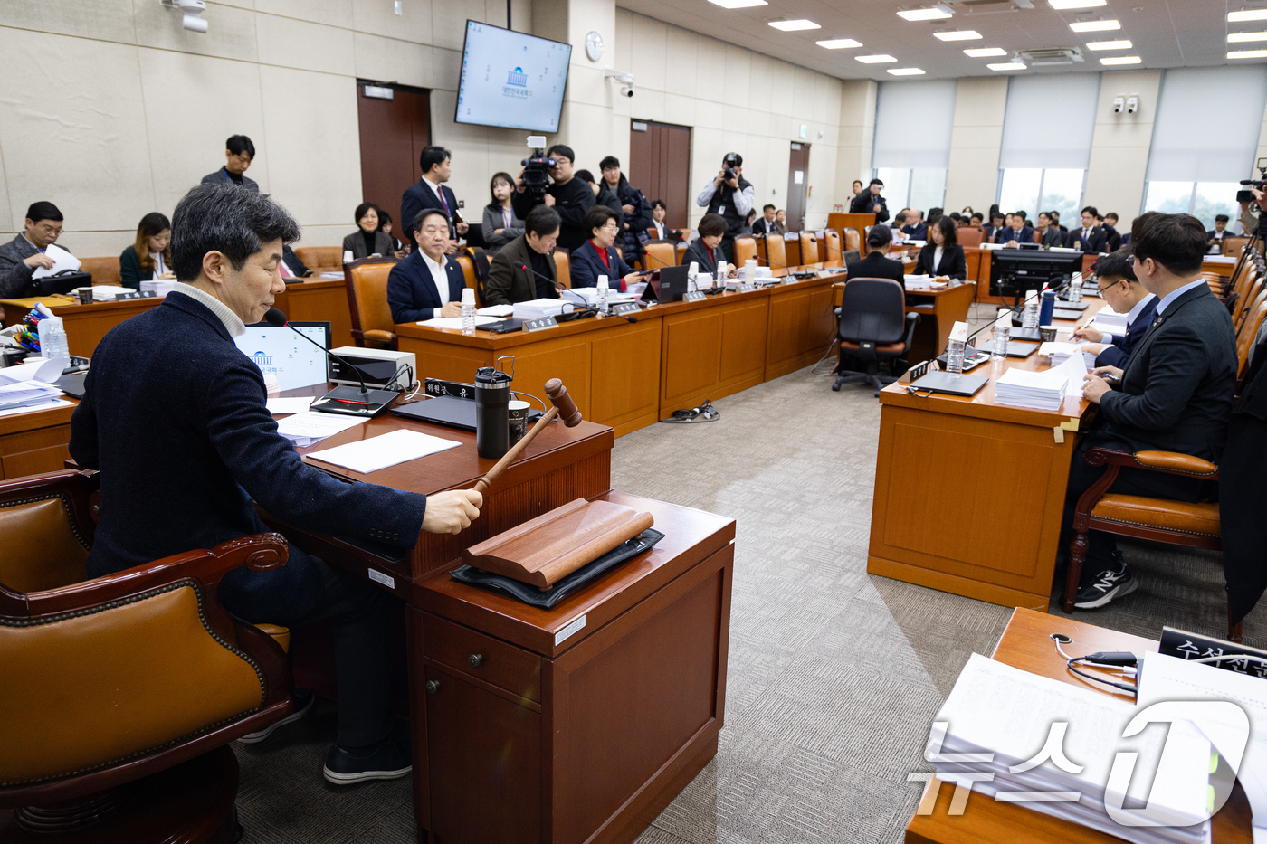 (서울=뉴스1) 유승관 기자 = 윤건영 국회 행정안전위원회 법안심사제1소위원장이 10일 서울 여의도 국회에서 열린 제432회 국회(임시회) 행정안전위원회 제1차 법안심사제1소위원회 …