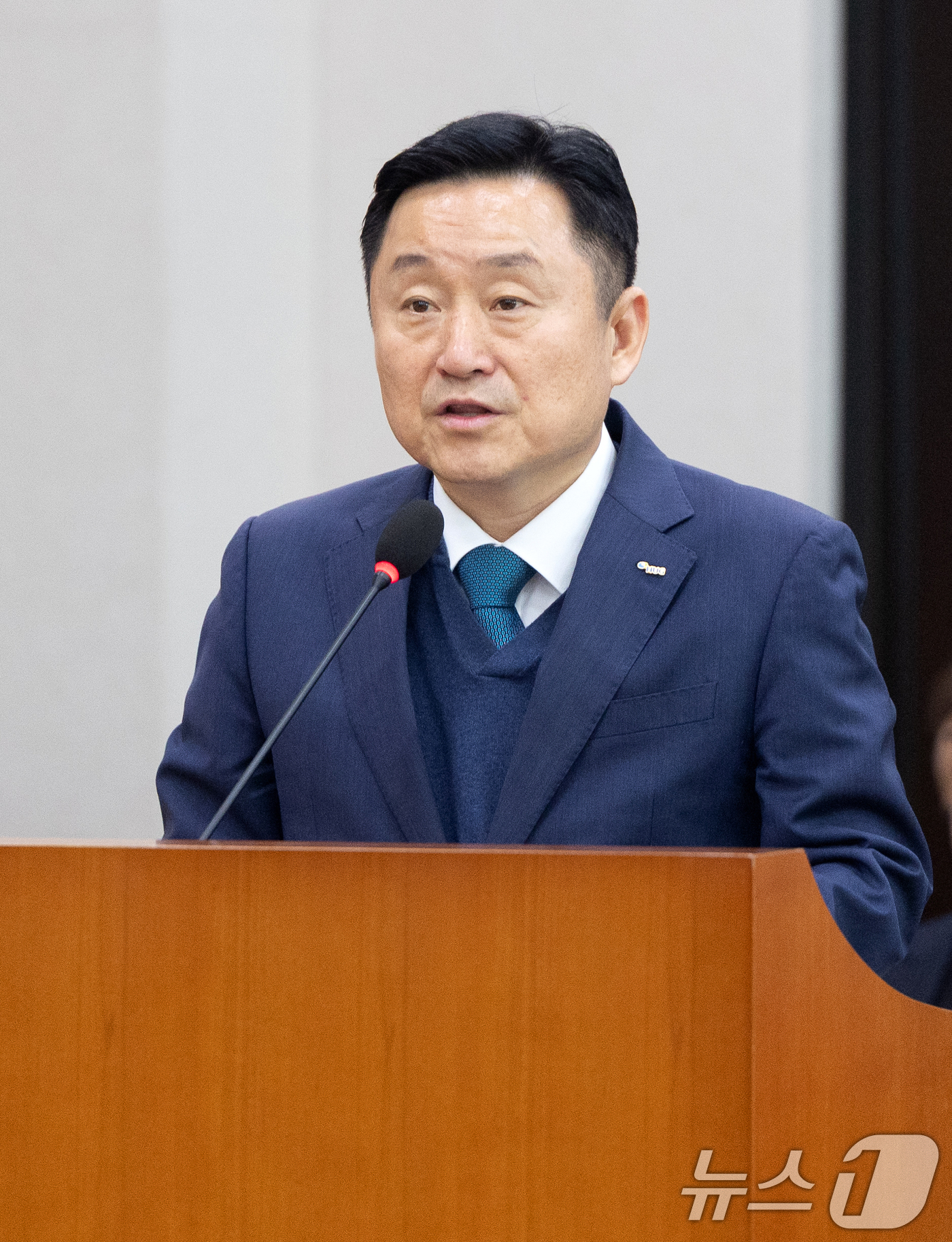 (서울=뉴스1) 이승배 기자 = 10일 서울 여의도 국회에서 열린 제432회국회(임시회) 국토교통위원회 제1차 전체회의에서 최인호 신임 주택도시보증공사 사장이 인사말하고 있다. 2 …