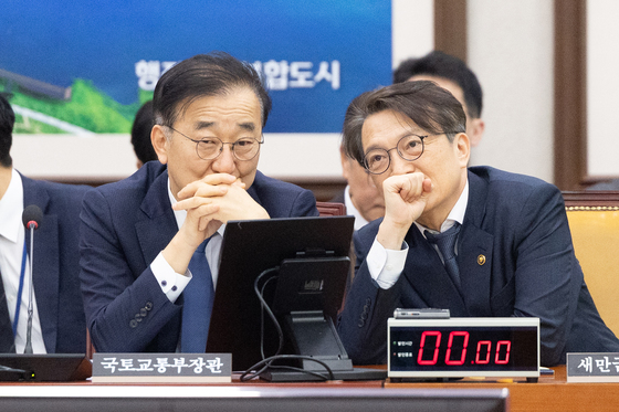 대화하는 김윤덕 장관과 김의겸 청장