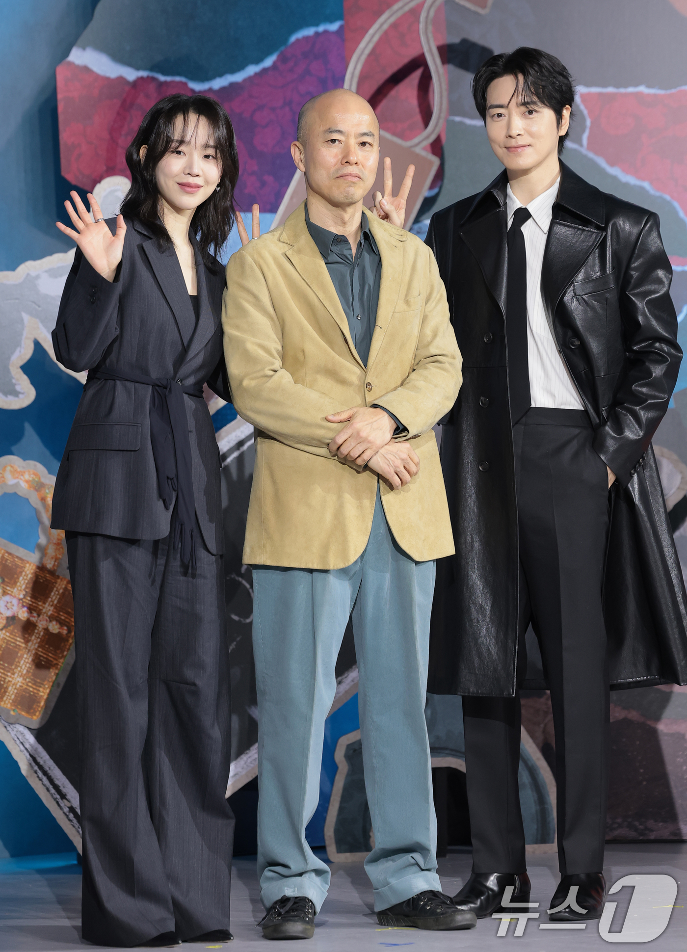 (서울=뉴스1) 권현진 기자 = 배우 신혜선(왼쪽부터)과 김진민 감독, 이준혁이 10일 서울 중구 앰배서더 서울풀만호텔에서 열린 넷플릭스 시리즈 '레이디 두아' 제작발표회에서 포즈 …