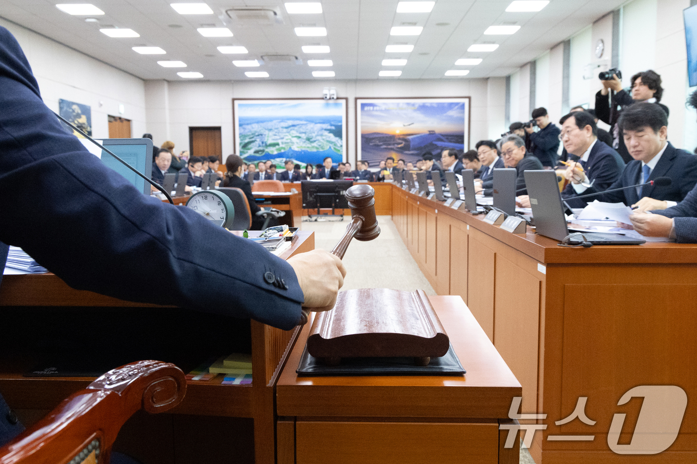 (서울=뉴스1) 이승배 기자 = 10일 서울 여의도 국회에서 열린 제432회국회(임시회) 국토교통위원회 제1차 전체회의에서 맹성규 위원장이 의사봉을 두드리고 있다. 2026.2.1 …