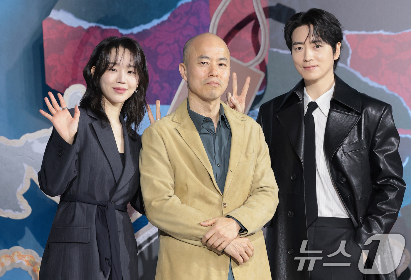 (서울=뉴스1) 권현진 기자 = 배우 신혜선(왼쪽부터)과 김진민 감독, 이준혁이 10일 서울 중구 앰배서더 서울풀만호텔에서 열린 넷플릭스 시리즈 '레이디 두아' 제작발표회에서 포즈 …