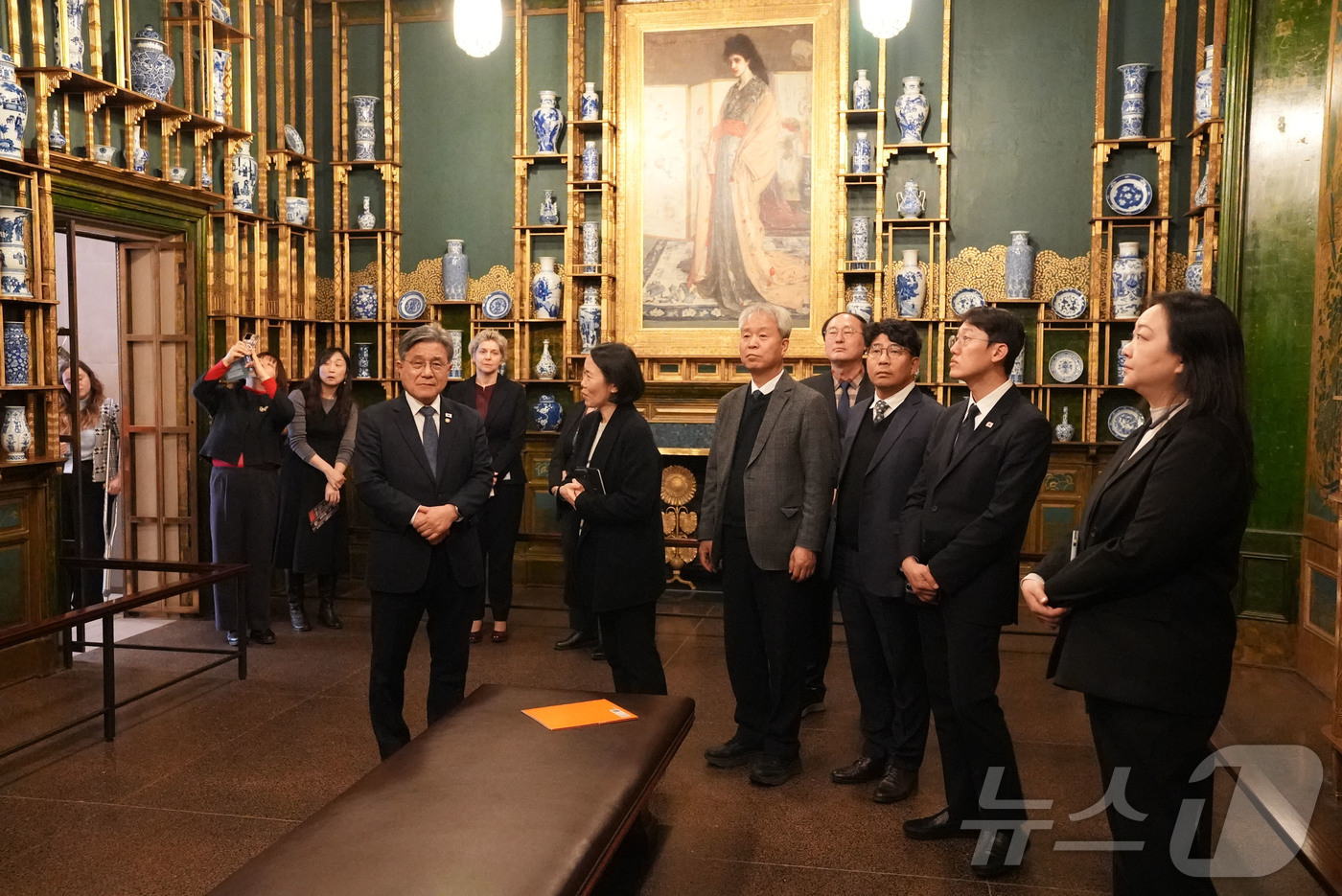 (서울=뉴스1) = 허민 국가유산청장(왼쪽)이 9일 오후(현지시간) 미국 워싱턴 소재 스미스소니언 국립아시아 미술관 내 전시 공간인 ‘피콕룸’을 관계자들과 함께 살펴보고 있다. ( …