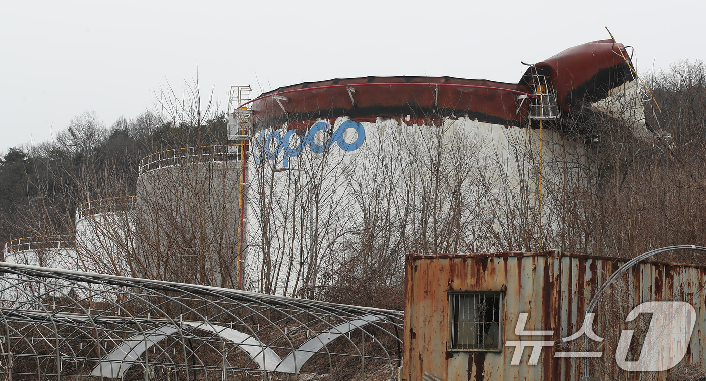 (경산=뉴스1) 공정식 기자 = 10일 오전 7시 47분쯤 경북 경산시 하양읍 대한송유관공사 영남지사 경산저유소 옥외탱크저장소에서 폭발과 함께 불이 났다. 불은 소방 당국에 의해 …