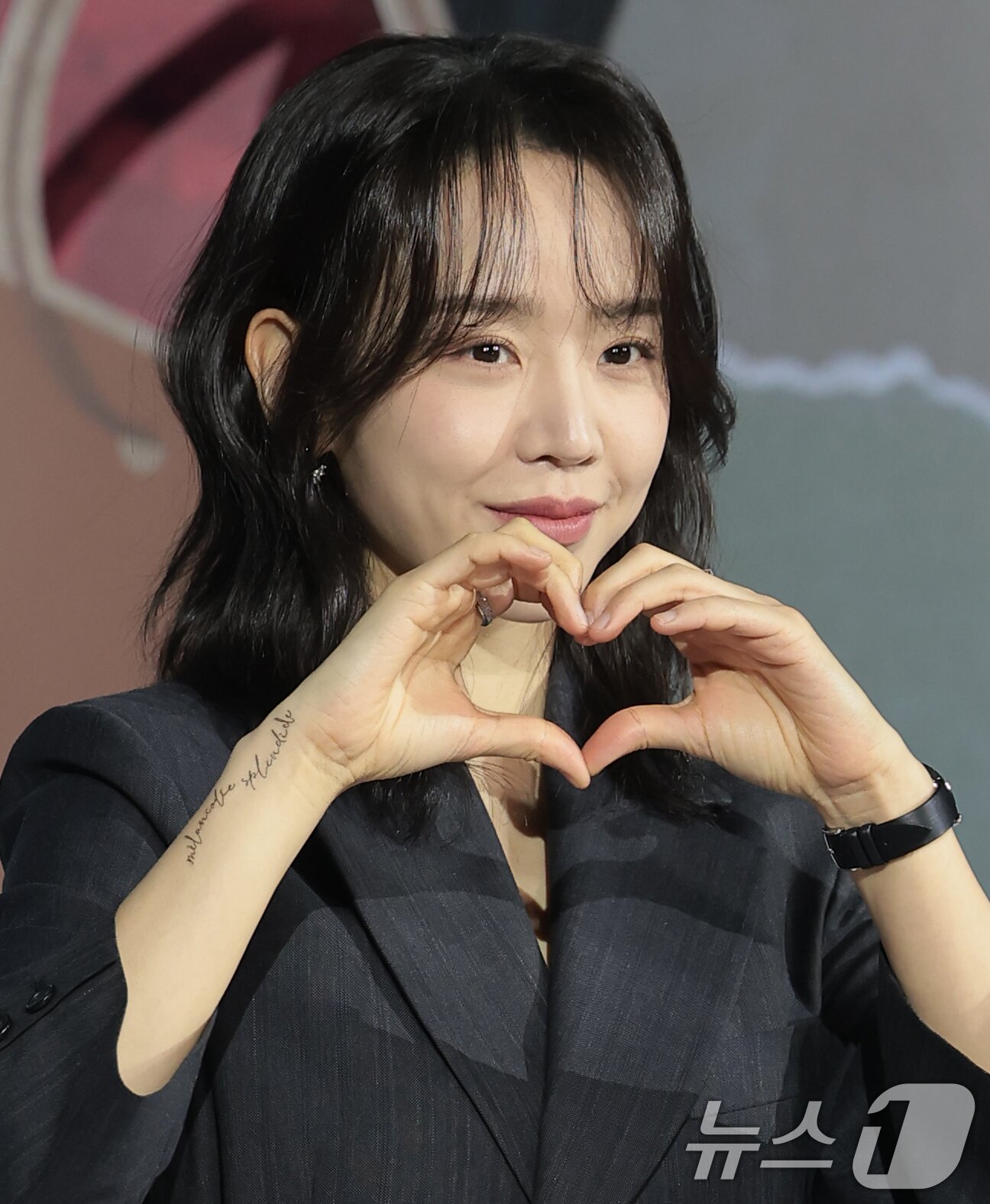 본문 이미지 - 배우 신혜선이 10일 서울 중구 앰배서더 서울풀만호텔에서 열린 넷플릭스 시리즈 '레이디 두아' 제작발표회에서 포즈를 취하고 있다. '레이디 두아'는 가짜일지라도 명품이 되고 싶었던 여자 ‘사라킴(신혜선 분)’과 그녀의 욕망을 추적하는 형사 ‘무경(이준혁 분)’의 이야기를 그린 미스터리 스릴러다. 2026.2.10 ⓒ 뉴스1 권현진 기자