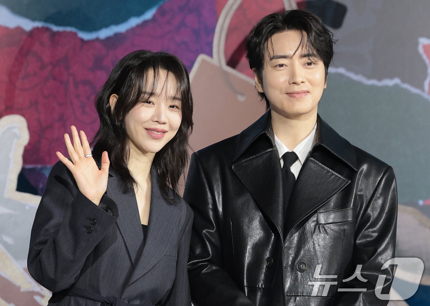 본문 이미지 - 배우 신혜선과 이준혁(오른쪽)이 10일 서울 중구 앰배서더 서울풀만호텔에서 열린 넷플릭스 시리즈 '레이디 두아' 제작발표회에서 포즈를 취하고 있다. '레이디 두아'는 가짜일지라도 명품이 되고 싶었던 여자 ‘사라킴(신혜선 분)’과 그녀의 욕망을 추적하는 형사 ‘무경(이준혁 분)’의 이야기를 그린 미스터리 스릴러다. 2026.2.10 ⓒ 뉴스1 권현진 기자