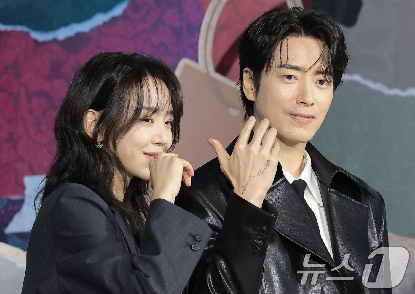 (서울=뉴스1) 권현진 기자 = 배우 신혜선과 이준혁(오른쪽)이 10일 서울 중구 앰배서더 서울풀만호텔에서 열린 넷플릭스 시리즈 '레이디 두아' 제작발표회에서 포즈를 취하고 있다. …