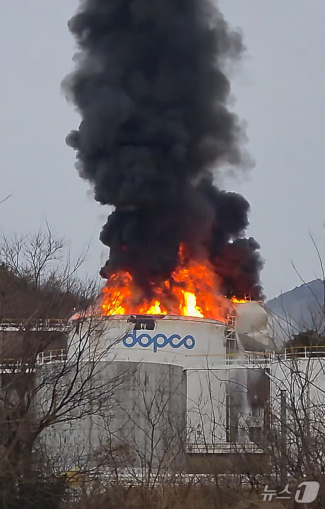 (경산=뉴스1) 공정식 기자 = 10일 오전 7시 47분쯤 경북 경산시 하양읍 대한송유관공사 영남지사 경산저유소 옥외탱크저장소에서 폭발과 함께 불이 치솟고 있다. (독자 제공 영상 …
