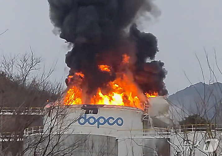 (경산=뉴스1) 공정식 기자 = 10일 오전 7시 47분쯤 경북 경산시 하양읍 대한송유관공사 영남지사 경산저유소 옥외탱크저장소에서 폭발과 함께 불이 치솟고 있다. (독자 제공 영상 …