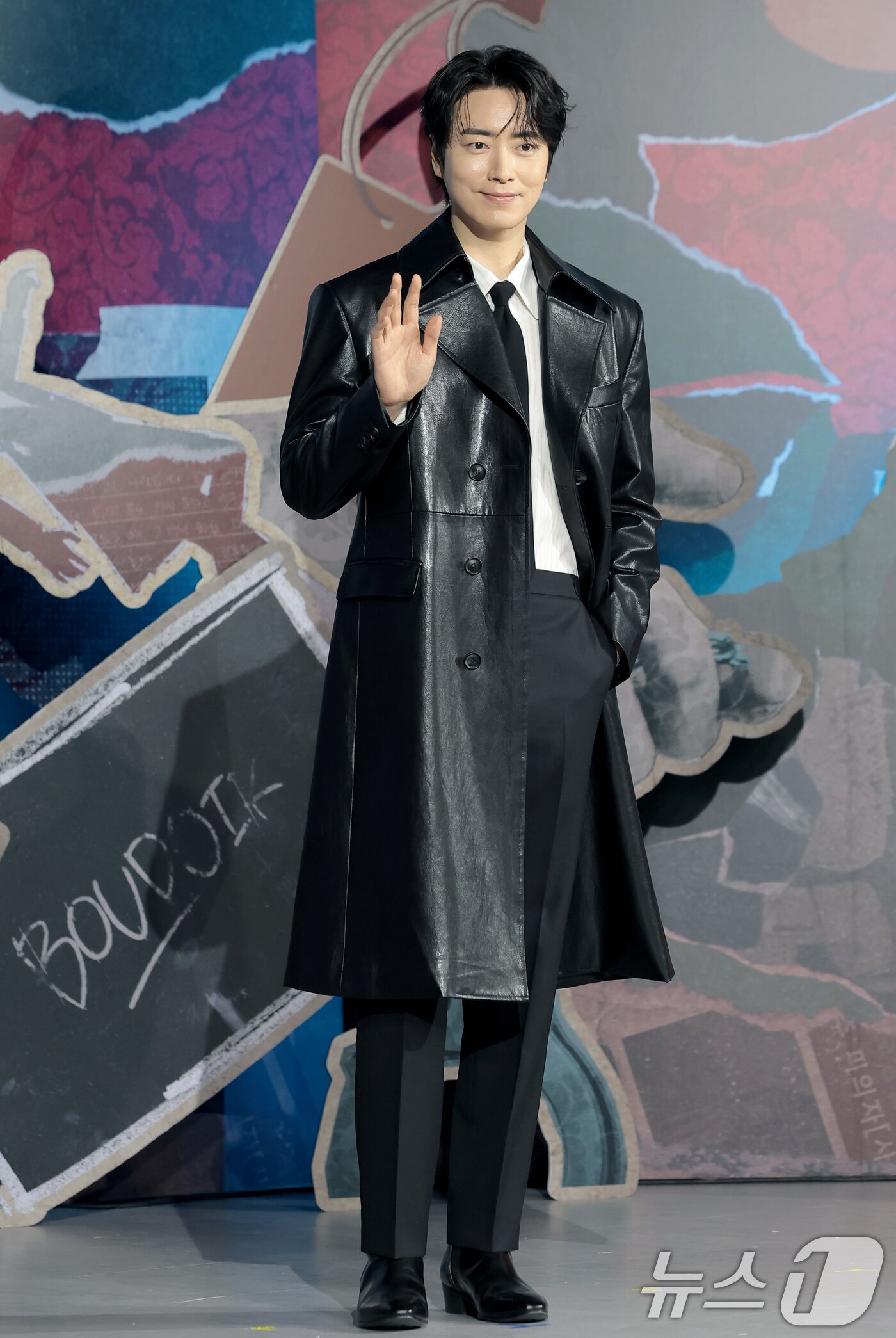 본문 이미지 - 배우 이준혁이 10일 서울 중구 앰배서더 서울풀만호텔에서 열린 넷플릭스 시리즈 '레이디 두아' 제작발표회에서 포즈를 취하고 있다. '레이디 두아'는 가짜일지라도 명품이 되고 싶었던 여자 ‘사라킴(신혜선 분)’과 그녀의 욕망을 추적하는 형사 ‘무경(이준혁 분)’의 이야기를 그린 미스터리 스릴러다. 2026.2.10 ⓒ 뉴스1 권현진 기자