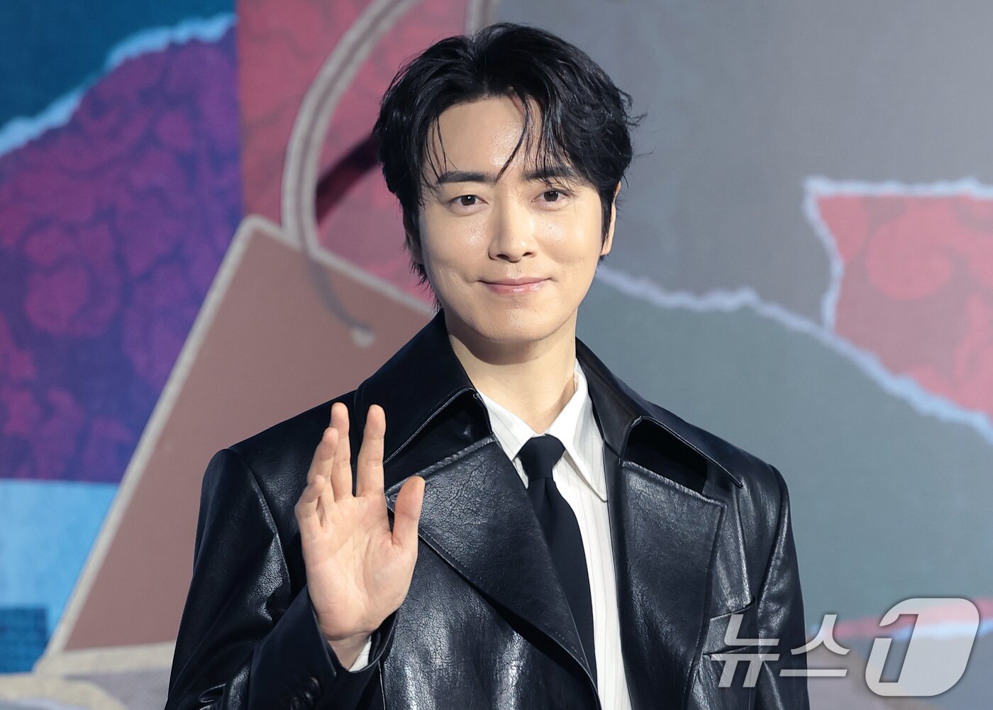 본문 이미지 - 배우 이준혁이 10일 서울 중구 앰배서더 서울풀만호텔에서 열린 넷플릭스 시리즈 '레이디 두아' 제작발표회에 참석해 포즈를 취하고 있다. '레이디 두아'는 가짜일지라도 명품이 되고 싶었던 여자 ‘사라킴(신혜선 분)’과 그녀의 욕망을 추적하는 형사 ‘무경(이준혁 분)’의 이야기를 그린 미스터리 스릴러다. 2026.2.10 ⓒ 뉴스1 권현진 기자