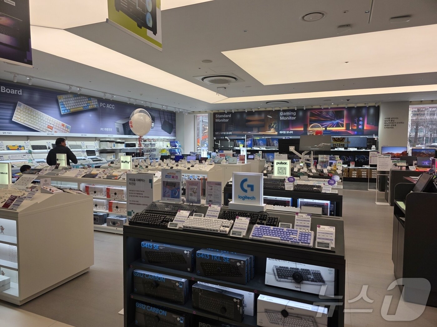 본문 이미지 - 롯데하이마트 잠실점에서 기계식 키보드를 한 곳에 모아놨다. ⓒ 뉴스1 이형진 기자