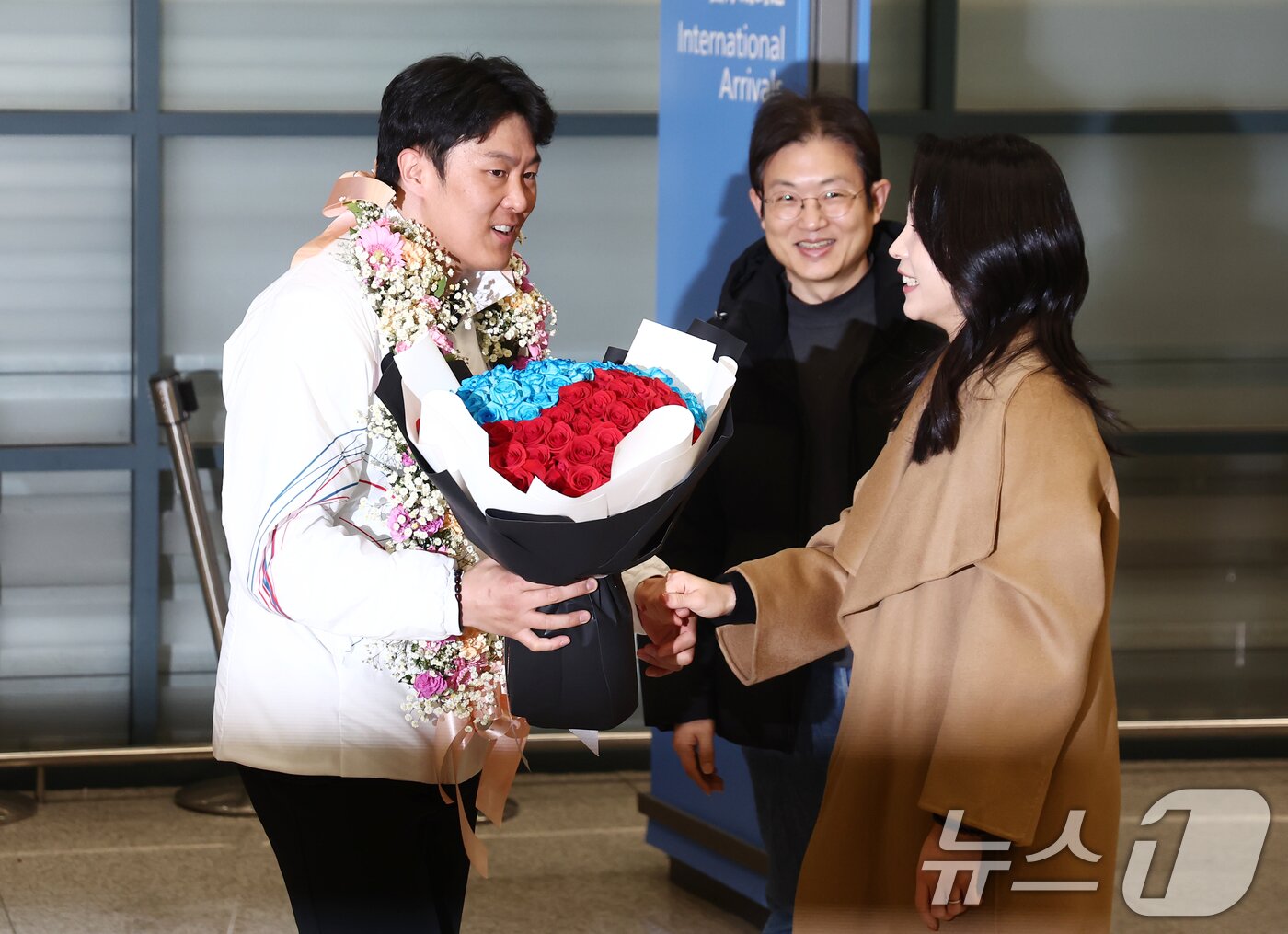 본문 이미지 - 2026 밀라노·코르티나담페초 동계 올림픽에서 한국에 400번째 올림픽 메달을 안겨준 스노보드 김상겸이 10일 오전 인천국제공항을 통해 귀국하며 아내가 건네는 꽃다발을 받고 있다. 2026.2.10 ⓒ 뉴스1 김민지 기자