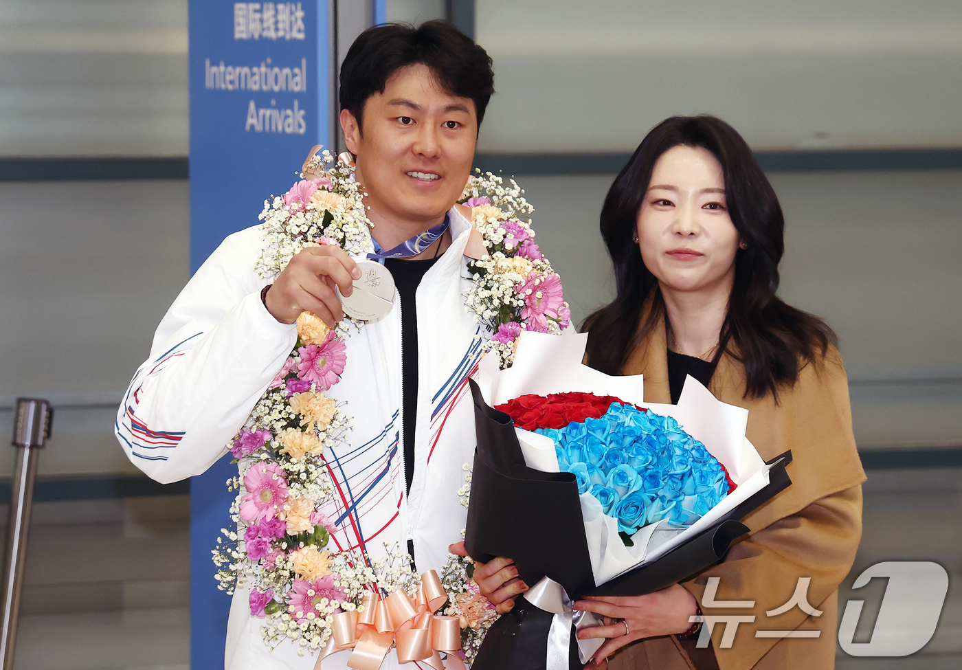 (인천공항=뉴스1) 김민지 기자 = 2026 밀라노·코르티나담페초 동계 올림픽에서 한국에 400번째 올림픽 메달을 안겨준 스노보드 김상겸이 10일 오전 인천국제공항을 통해 귀국하며 …